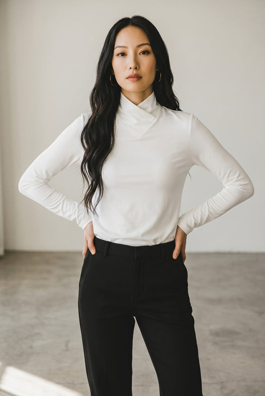 Blusa de cuello alto esculpido