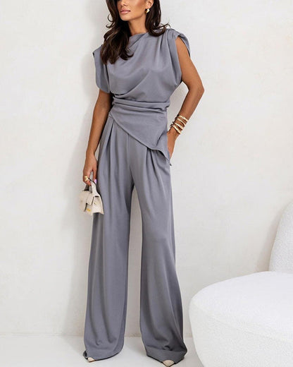 Conjunto de top irregular y pantalones anchos