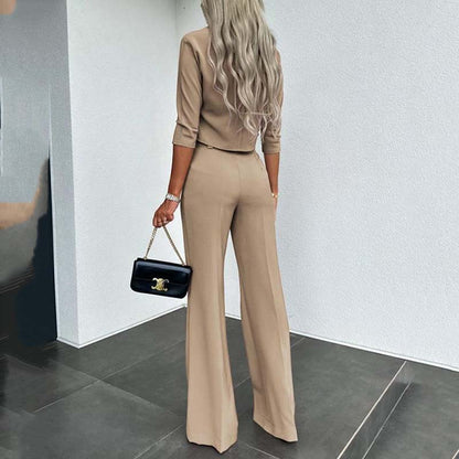 Conjunto elegante con top corto y pantalones anchos.