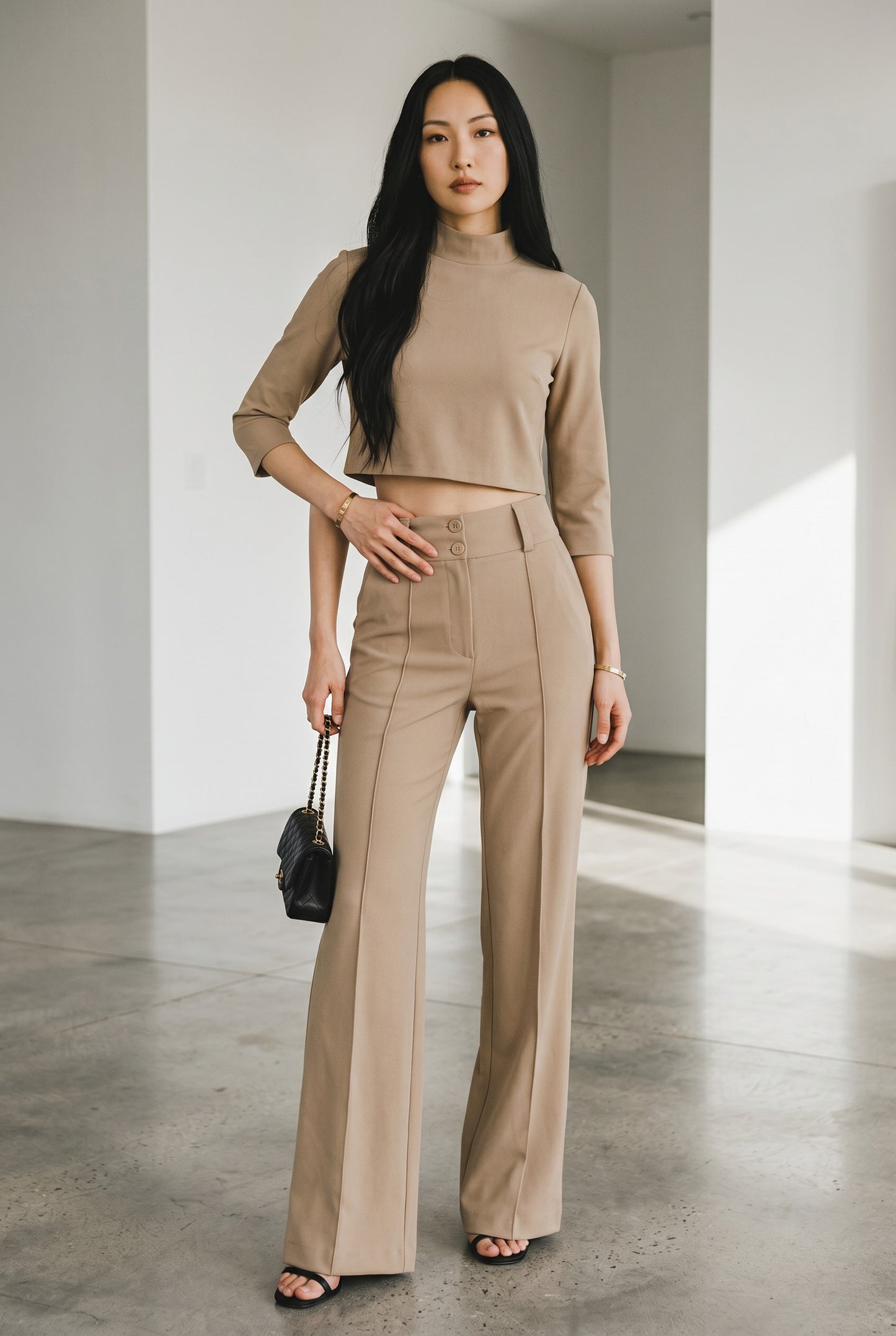 Conjunto elegante con top corto y pantalones anchos.