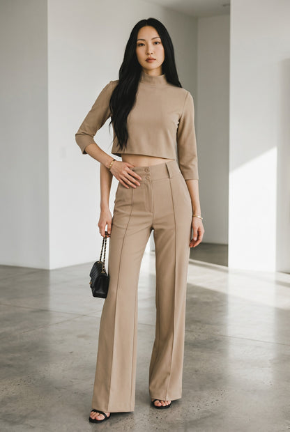 Conjunto elegante con top corto y pantalones anchos.