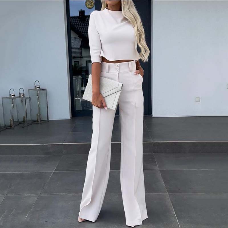 Conjunto elegante con top corto y pantalones anchos.
