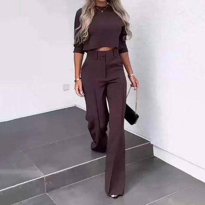 Conjunto elegante con top corto y pantalones anchos.