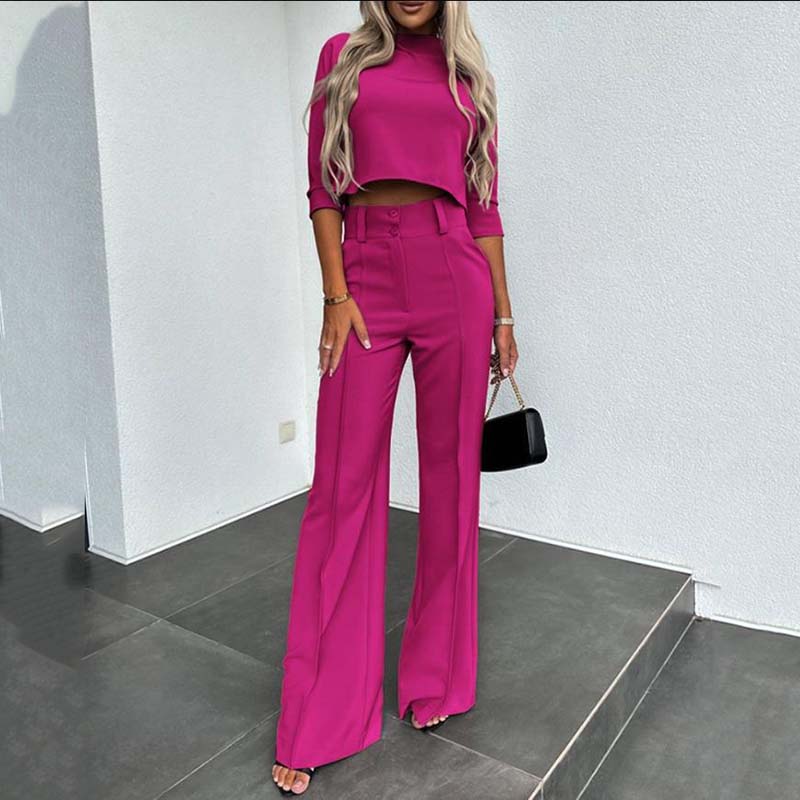 Conjunto elegante con top corto y pantalones anchos.